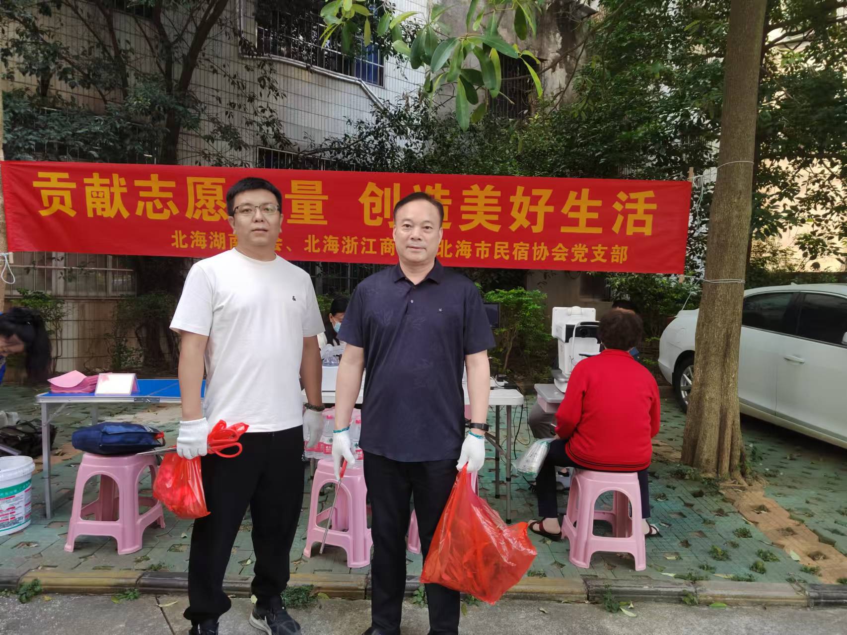 党徽闪耀，志愿者在行动